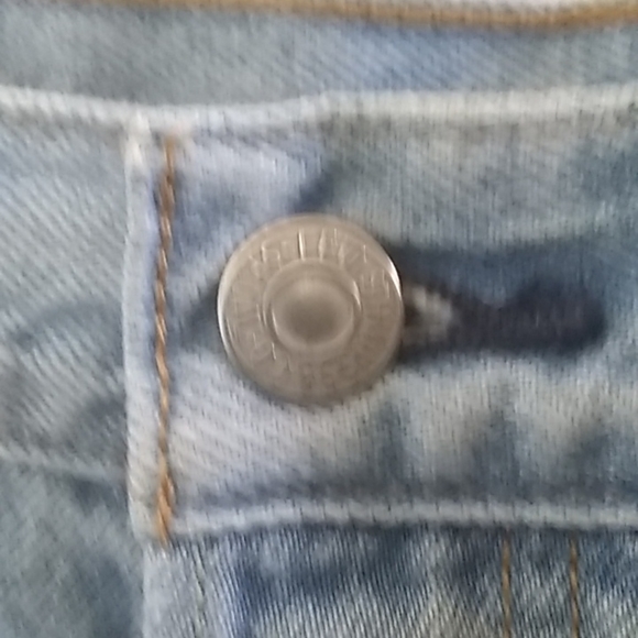 FINAL MARKDOWN LEVI’S 501 distressed denim shorts 28 waistline - Picture 6 of 15